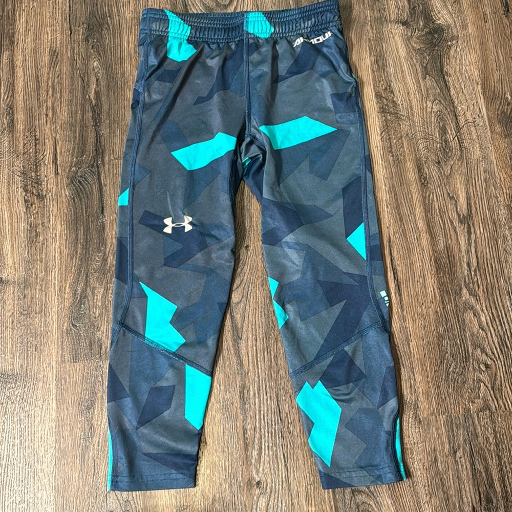 Under Armour compression capris.  Like new size medium.